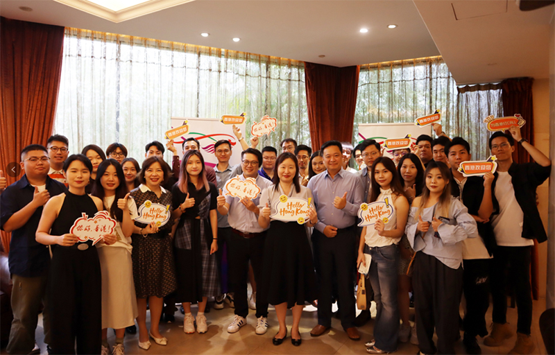 蘇惠思（前排右四）與青年合照