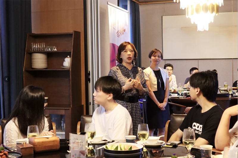 蘇紫賢（第二排左一）介紹駐粵辦的服務