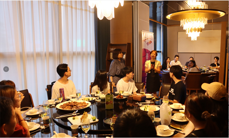 鄧秀嫺（第二排右一）介紹駐深圳聯絡處的服務