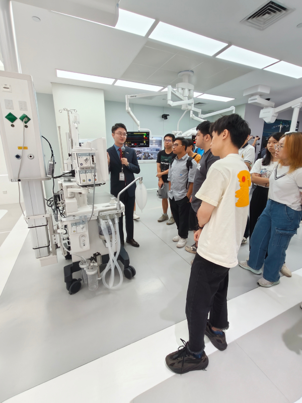 认真听迈瑞工作人员讲解