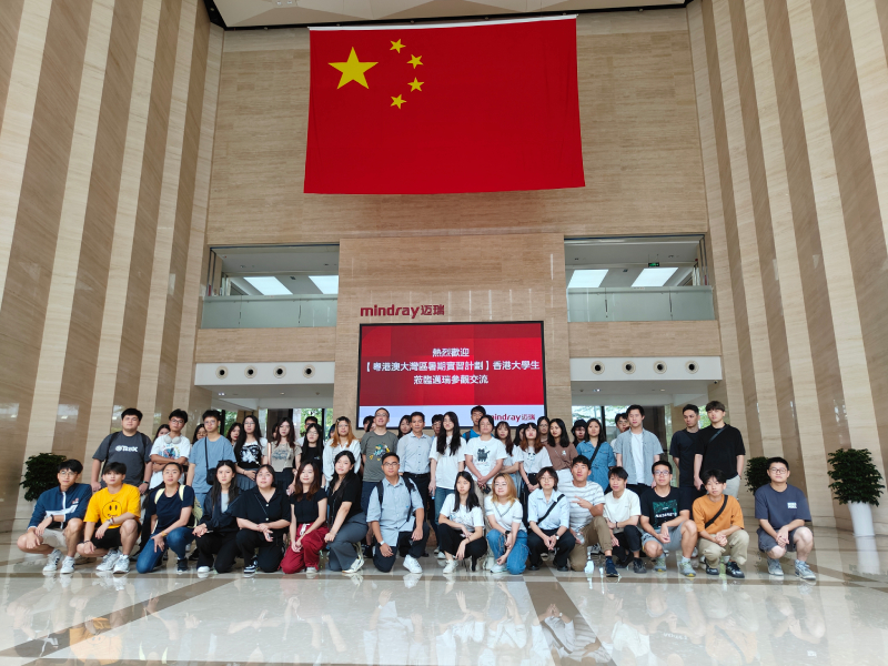 驻深圳联络处高级协调主任邓永光（二排中）与实习生合影