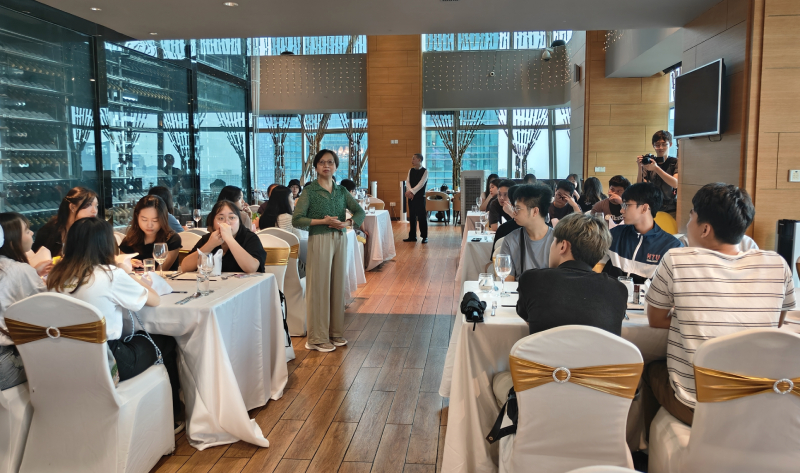 驻深圳联络处主任邓秀娴向学生介绍联络处的职能及服务