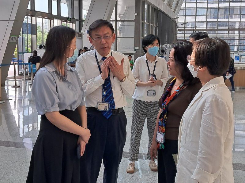 蘇惠思（左一）及鄧秀嫺（右一）聽取陳志遠（左二）以及蘇秋陽（右二）介紹醫院運作及跨境醫療最新發展。