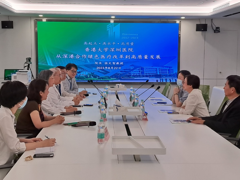 蘇惠思（右三）及鄧秀嫺（右二）與香港大學深圳醫院院長張文智（左四）會面。 