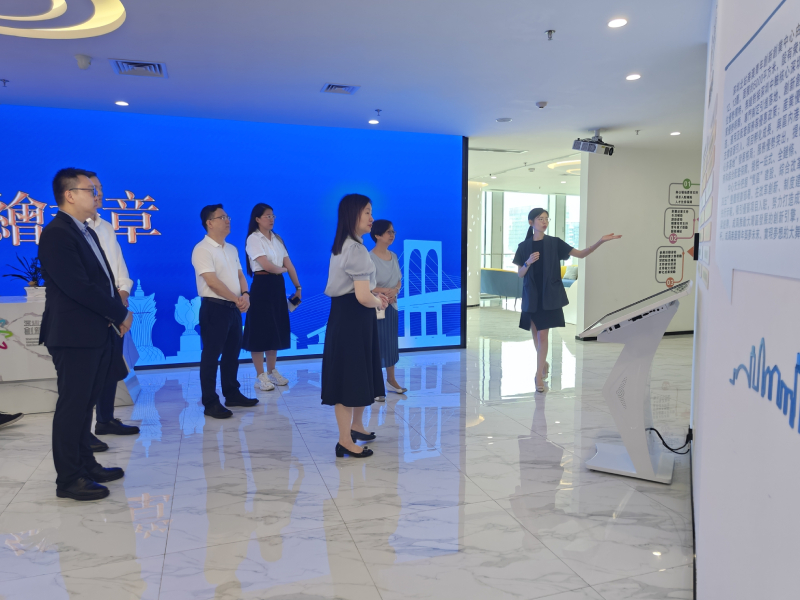 蘇惠思及鄧秀嫺在龍華區委統戰部副部長陳藝純的陪同下聽取深圳北站青創中心介紹。