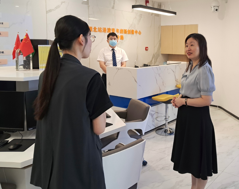 蘇惠思向工作人員瞭解設於青創中心內的政務服務中心提供的服務