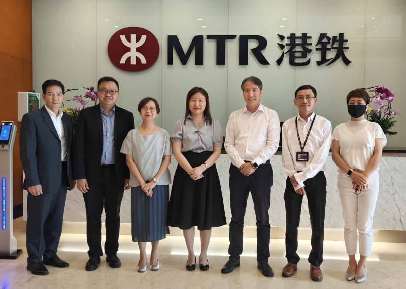 蘇惠思（中）及鄧秀嫺（左三）與港鐵（深圳）總經理黃永健（右三）合影 