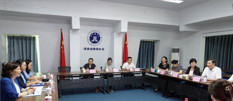 蘇紫賢（左一）與海南省委統戰部副部長皇甫豔麗（右二）、海南省司法廳副廳長王廷忠（右一）及海南省律師協會會長符瓊芬（右四）等就加強瓊港法律服務合作進行交流