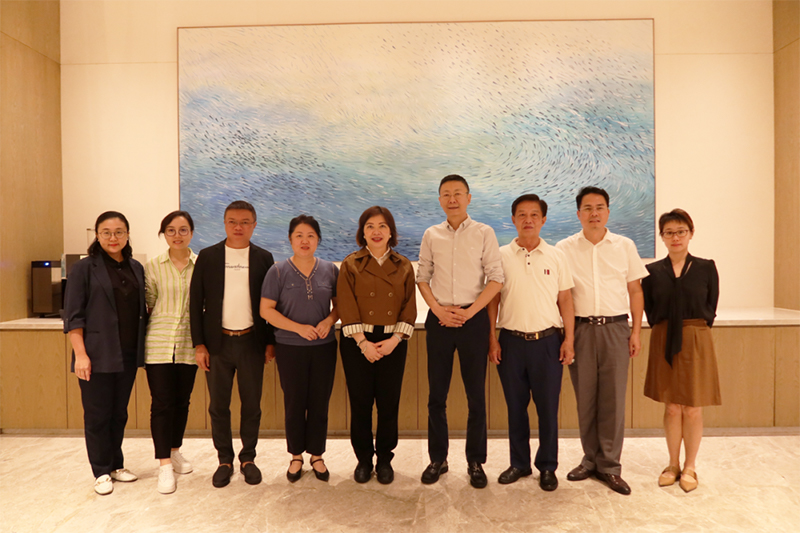 蘇紫賢（中）與海南省國際經濟發展局副局長劉如濤（右四）、海南省委統戰部港澳處處長王晴（左四）、海南省國際經濟發展局和在瓊港資企業代表合照