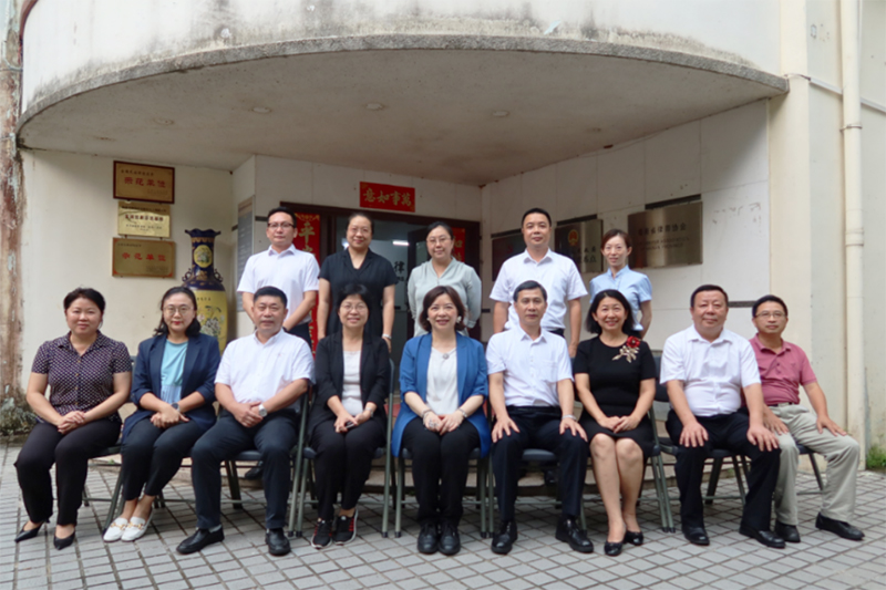 蘇紫賢（前排中）與海南省委統戰部副部長皇甫豔麗（前排左四）、海南省司法廳副廳長王廷忠（前排右四）在海南省律師協會會長符瓊芬（前排右三）陪同下考察海南省律師協會，並與海南國際仲裁院以及有關單位代表合照