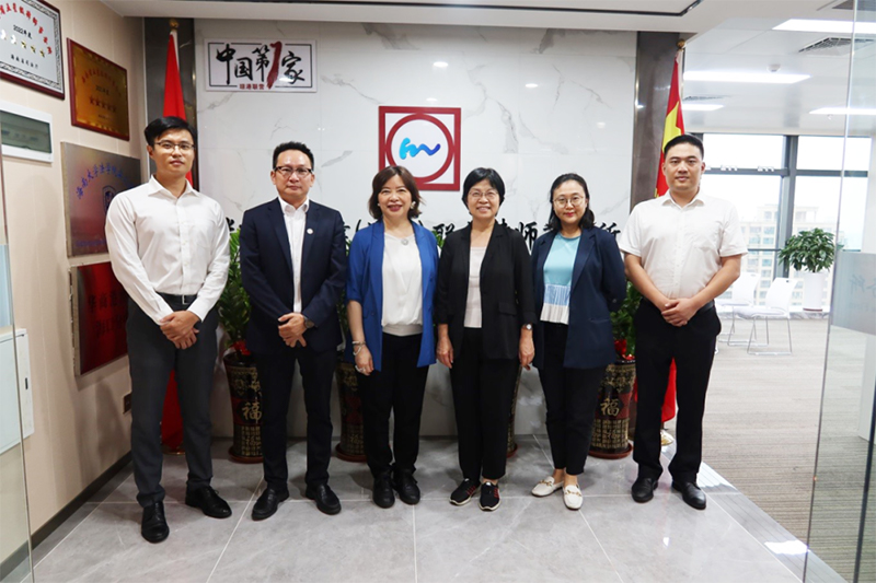 蘇紫賢（左三）與海南省委統戰部副部長皇甫艷麗（右三）考察瓊港聯營律師事務所
