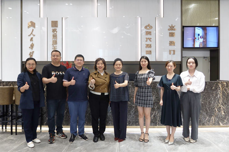 蘇紫賢（左四）與港資及創新創業園區代表合照