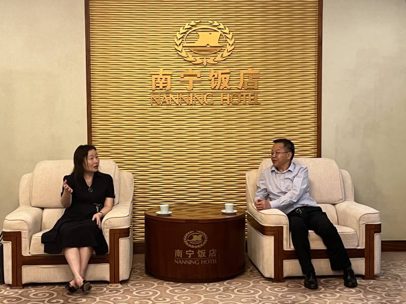 駐粵辦主任蘇惠思(左)會晤自治區黨委常委、統戰部部長王心富。蘇主任表示香港特區政府高度重視廣西與粵港澳大灣區的對接以及廣西與香港多領域的合作，全方位的推進粵港澳大灣區建設。未來將會繼續透過駐廣西聯絡處推動桂港兩地的交流和合作