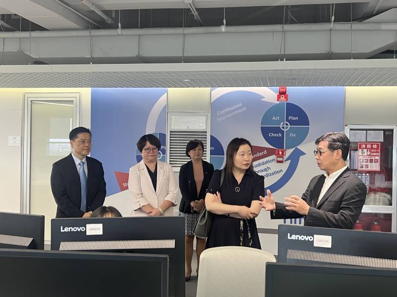 駐粵辦主任蘇惠思(右二)參觀中銀香港東南亞業務營運中心。蘇主任表示可借鑒中銀香港的經驗，鼓勵香港企業及年輕人到內地發展。