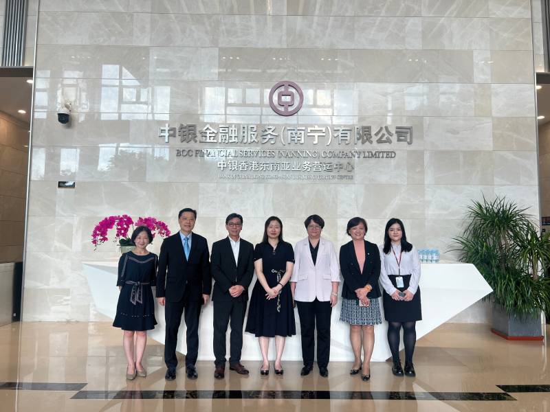 駐粵辦主任蘇惠思(中)與中銀香港助理總經理陳建雲(左三)及其他同事合照。