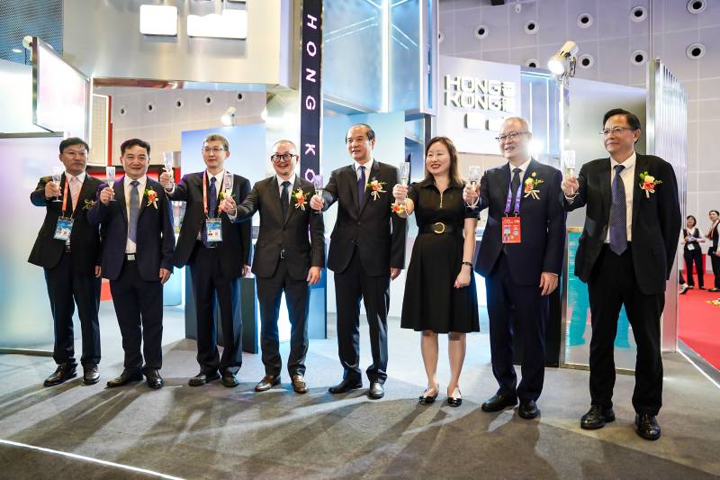 駐粵辦主任蘇惠思(右五)擔任香港貿易發展局舉辦的 “香港館開館儀式暨RCEP交流會”的開幕嘉賓。