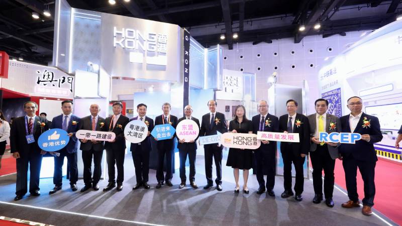 駐粵辦主任蘇惠思(右五)與廣西人大常委會副主任、黨組副書記黃偉京(右六)、香港貿易發展局華南首席代表黃天偉(右七)、廣西香港商會會長潘家穰(右一) 、南寧市港澳同胞聯誼會會長林梓軒(左二)及其他嘉賓合照