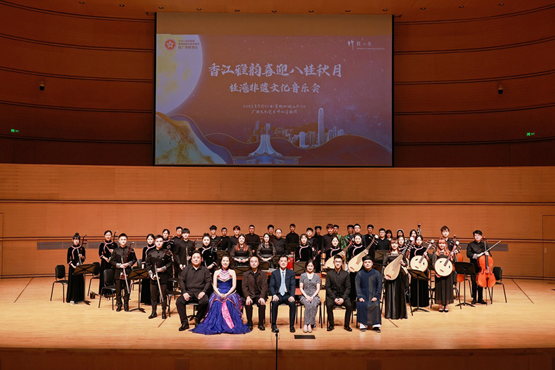 駐廣西聯絡處主任王卓然(前中)與竹韻小集及廣西藝術學院演奏者合照