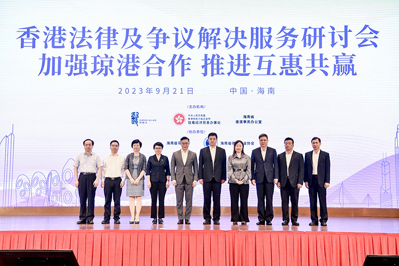 张国钧（左五）与海南省副省长蔡朝辉（右五）、香港特别行政区政府驻粤经济贸易办事处主任苏惠思（右四）、以及其他海南领导和嘉宾在活动合照。