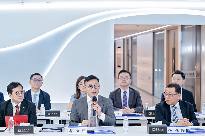 律政司副司长张国钧（前排中）9月21日率领香港法律业界代表团在海南出席琼港法律服务合作交流座谈会，与海南同业会面。