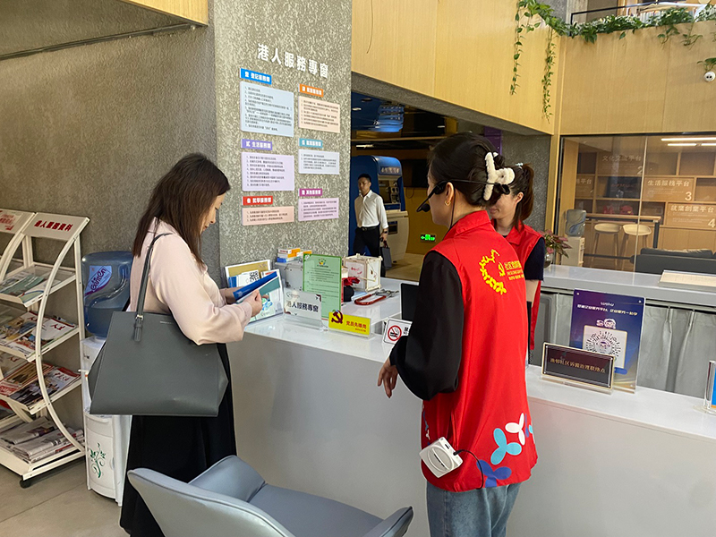 港人服務專窗可辦理政務包括深港兩地駕駛證互換、房產證登記、居住證等。