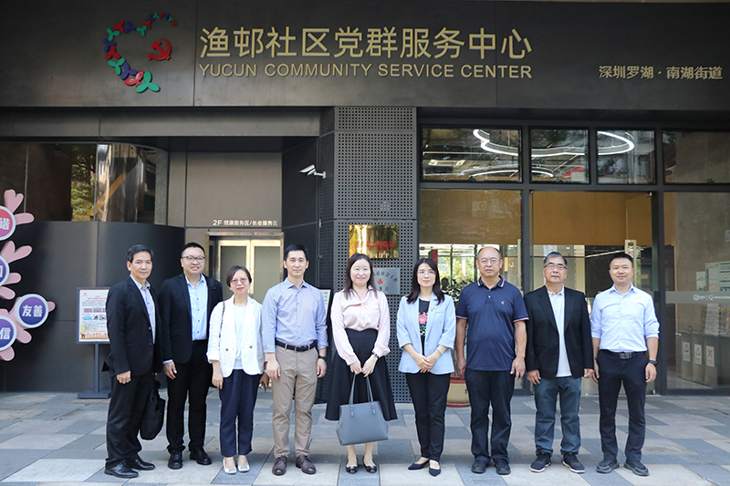 蘇惠思（正中）及鄧秀嫺（左三）一行在羅湖區委統戰部常務副部長、區台港澳局局長鄭重（右四）的陪同下參觀漁邨社區及黨羣服務中心。