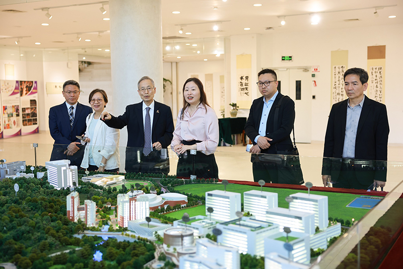 香港中文大學（深圳）副校長阮健驄（左三）與學術交流處處長柯常青（左一）向蘇惠思（右三）介紹校園的建築羣及分期發展的情況。