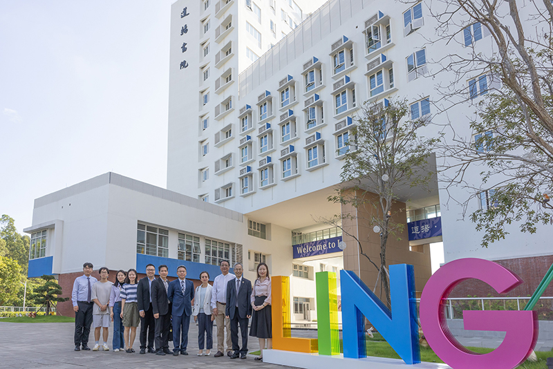 道揚書院院長呂宗力教授（右三）陪同蘇惠思一行參觀道揚書院，介紹宿舍的環境及學生活動情況。