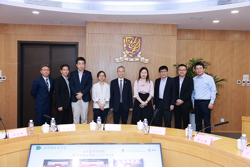 蘇惠思（右四）與大學管理層會面交流。