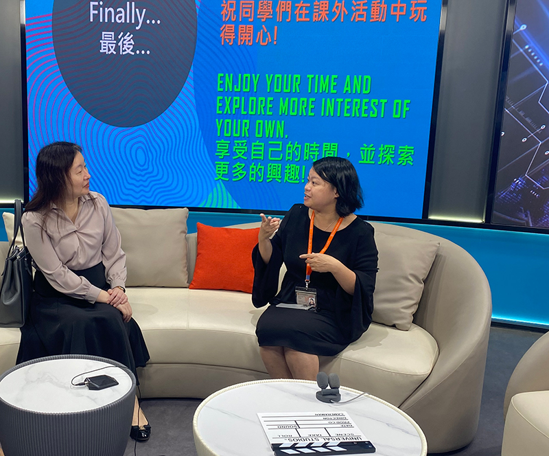 校董李培埡（右）向蘇惠思介紹校園電視臺的攝影棚。