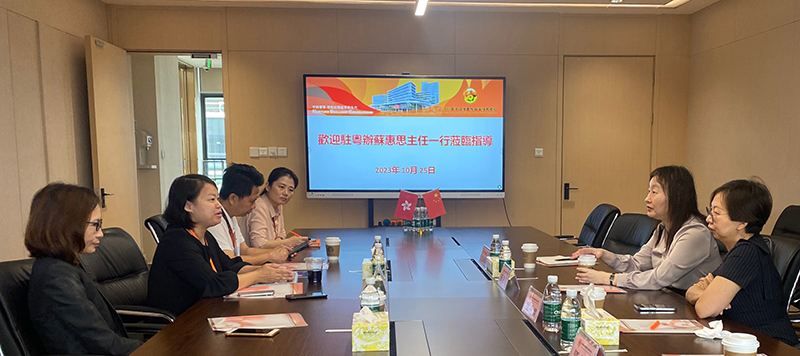 蘇惠思（右二）與深圳香港培僑書院龍華信義學校代表座談交流。