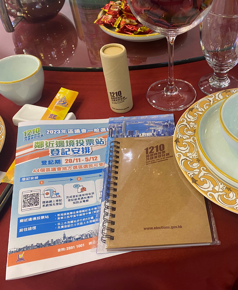 港人聚会中派发区议会选举宣传品。