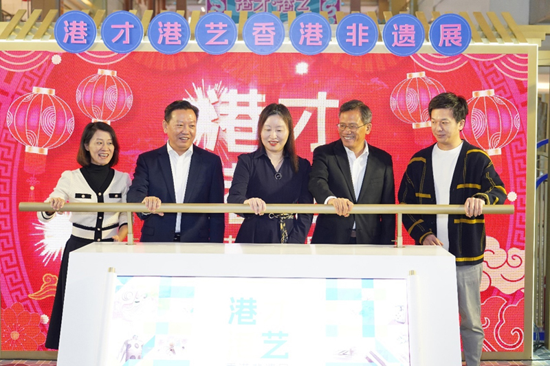 駐粵辦主任蘇惠思(中)、廣東省人民政府港澳事務辦公室副主任黃鍛煉(左二)、廣州市人民政府港澳事務辦公室副主任鄧昌雄(右二)、香港旅游發展局華南區總監、駐廣州首席代表俞嵐(左一)、PO PARK東方寶泰副總經理葉頌軒(右一)主持開幕儀式。 駐粵辦主任蘇惠思(中)、廣東省人民政府港澳事務辦公室副主任黃鍛煉(左二)、廣州市人民政府港澳事務辦公室副主任鄧昌雄(右二)、香港旅游發展局華南區總監、駐廣州首席代表俞嵐(左一)、PO PARK東方寶泰副總經理葉頌軒(右一)主持開幕儀式。