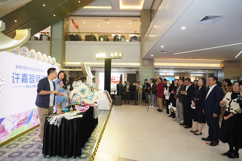 香港非遺扎作傳承人許嘉雄師傅示範獅頭扎作的技巧。