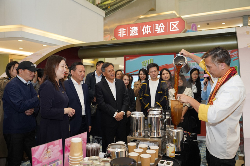 奶茶師傅現場示範港式奶茶沖制。