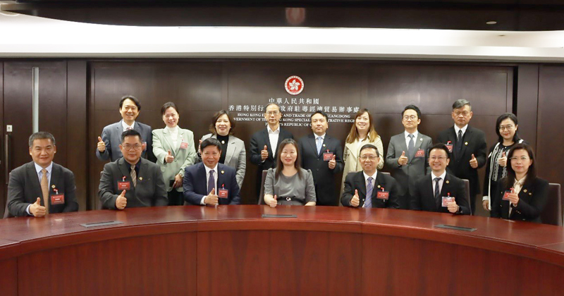 [蘇惠思（前排中）與甄瑞權會長（前排左三）及江門外商投資企業協會代表合影]