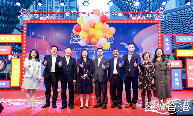 啟動嘉賓開啟禮盒放飛氣球