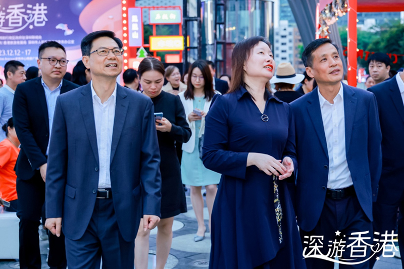 蘇惠思主任陪同賓客參觀展覽