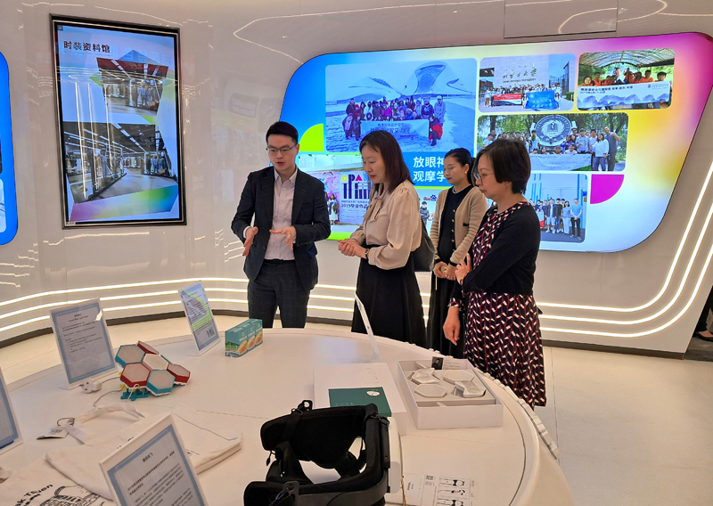 香港職業訓練局內地及國際事務處經理陳志豪（左一）向蘇惠思（左二）及鄧秀嫻（右一）介紹職訓局學生研發的產品。