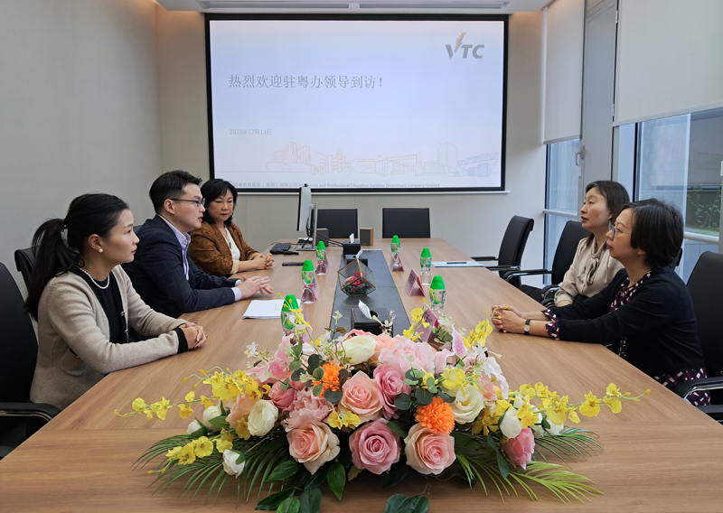 蘇惠思（右二）及鄧秀嫻（右一）聽取職訓局介紹在內地運作的情況，並交流香港高等院校在內地營運的意見。