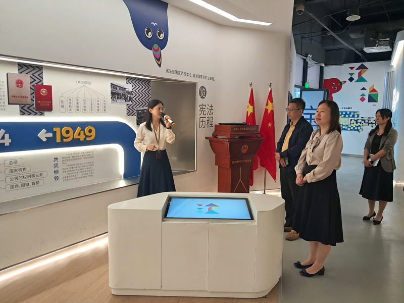 蘇惠思（右二）在深圳市寶安區青少年服務中心主任陳寶生（右三）的陪同下聽取工作人員介紹法治主題展覽廳的展覽。