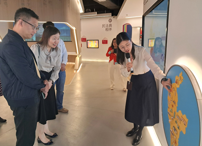 工作人員向蘇惠思（左二）介紹寶安區內重要景點。