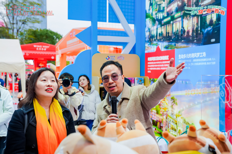 蘇惠思（左一）參加巡館儀式