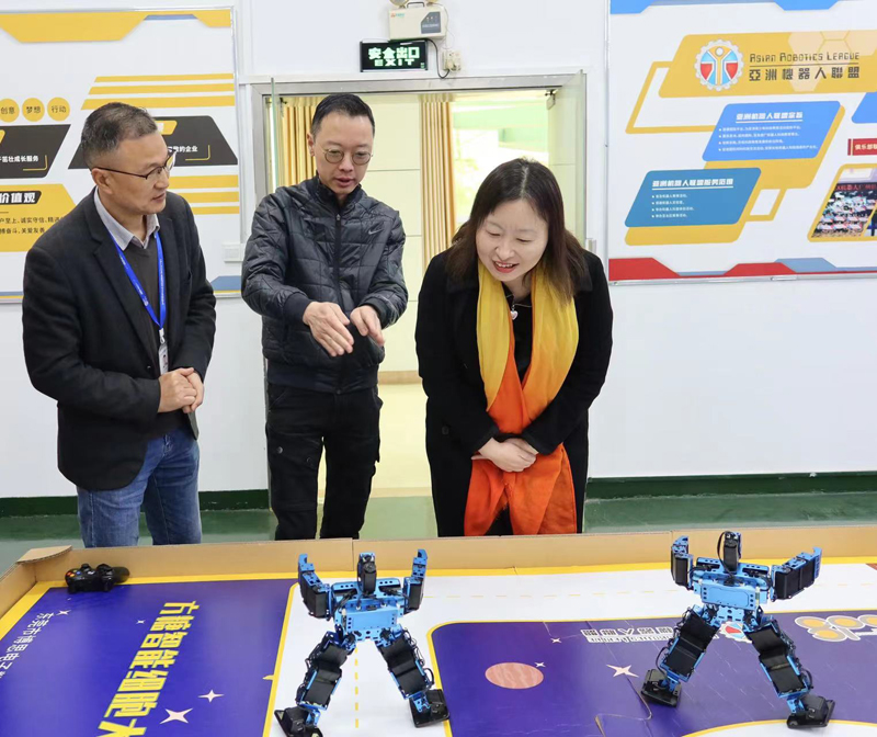 蘇惠思（右一）了解公司產品