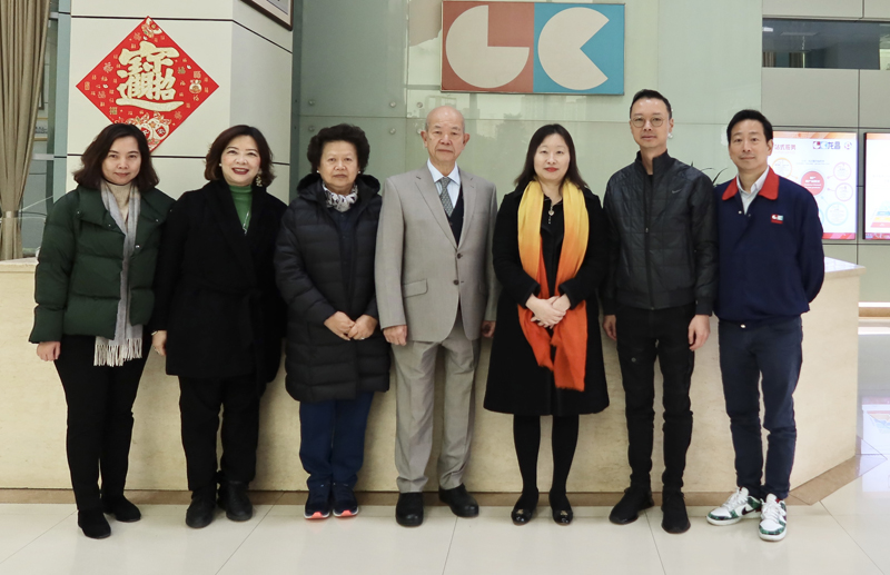 蘇惠思（右三）、駐粵辦副主任蘇紫賢（左二）與企業集團主席梁麟先生（中）等合影