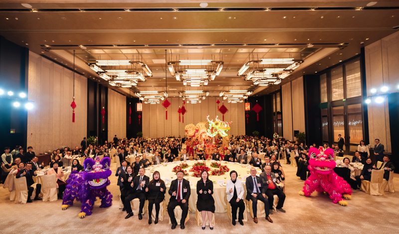 駐粵辦主任蘇惠思（中）與出席人士合照