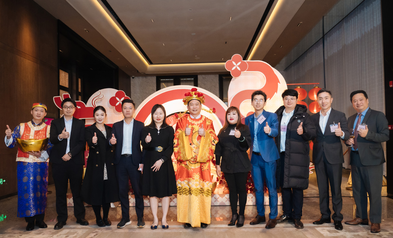 蘇惠思主任（左五）、羅慧馨會長（右五）及由廣東省香港商會副會長曾沛源扮演的財神，與現場嘉賓合照