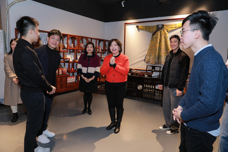 蘇紫賢（右三）、黎瑞琼（左三）與青年交流