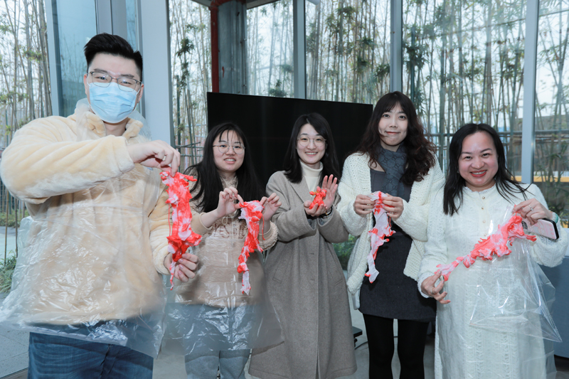 青年展示紮染成果