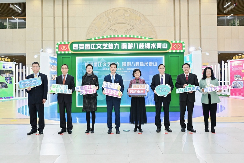 開幕禮主禮嘉賓合影。左起：南寧市外事辦公室副主任、南寧市港澳事務辦公室主任覃劍、廣西壯族自治區港澳事務辦公室副主任周彤、中國國際貿易促進委員會廣西分會會長楊雁雁、駐廣西聯絡處主任王卓然、中國僑聯兼職副主席、廣西壯族自治區歸國華僑聯合會主席陳潔英、廣西壯族自治區黨委統戰部部務委員、廣西海外聯誼會副會長覃定堅、廣西壯族自治區文化和旅遊廳黨組成員、副廳長班華勤、香港廣西總商會常務副會長周紅。